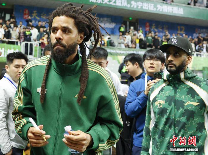 美国说唱歌手科尔签约CBA南京球队现身赛场